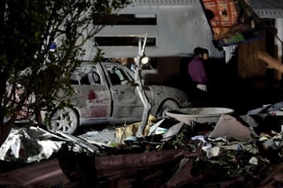 Seis personas muertas (entre ellos dos menores de 13 y 15 años),  once heridas y daños en viviendas es el saldo que dejó la explosión de un polvorín ilegal la noche de ayer en el municipio Felipe Ángeles, en Puebla. (EFE) 
