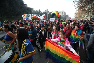 El Congreso chileno aprobó este martes de manera histórica un proyecto de ley que permite casarse a las personas del mismo sexo, uno de los grandes anhelos del colectivo LGTBI del país y una iniciativa que se comenzó a revisar hace más de cuatro años. (ARCHIVO) 
