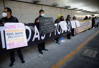 Madres y padres de niños con cáncer se manifestaron este martes en las inmediaciones del aeropuerto de la Ciudad de México para exigir el abasto de medicamentos oncológicos a nivel nacional. ((ARCHIVO) 
