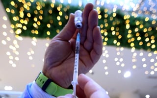 El refuerzo de la vacuna de COVID-19 se aplica ya en diversos países, pero con diferentes características. (ARCHIVO)
