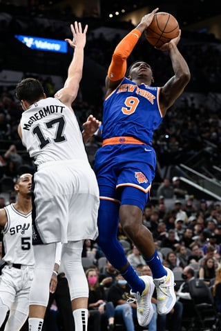 R.J. Barrett (d) metió 32 puntos en el triunfo de Knicks ante Spurs.