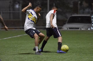 Dos grandes partidos se desarrollarán este miércoles por la noche, correspondiente a la sexta jornada del Torneo del Pavo 2021, en la Liga Nocturna de Futbol de la Laguna. (ARCHIVO) 
