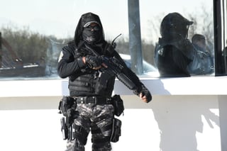 Durante años, miembros de la Policía Estatal creada en 2009 para combatir a 'Los Zetas' han traficado armas, drogas y migrantes. (ARCHIVO)