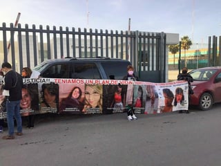 La manifestación se realizó ayer por parte de las Madres Poderosas de La Laguna al exterior del Centro de Justicia Penal de Torreón. (CORTESÍA)