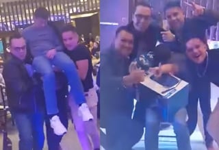El momento en que el hombre fue llevado por sus amigos al escenario para recoger su premio de la rifa durante la posada, se ha vuelto viral en redes sociales (CAPTURA) 