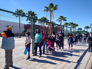 Ayer se registró una gran afluencia en el módulo de vacunación contra el COVID-19 instalado en el Hospital General de Torreón. (ANGÉLICA SANDOVAL)