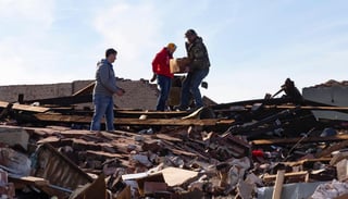 Los tornados han arrasado casi en su totalidad la población de Mayfield, en Kentucky, donde continúa la búsqueda de víctimas, entre ellas las que quedaron atrapadas en una fábrica de velas. (EFE) 