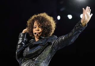 Una canción inédita que la cantante estadounidense Whitney Houston grabó como versión 'demo' a los 17 años se subastará junto con un video digital NFT creado por la artista Diana Sinclair, en coincidencia con la Semana de Arte de Miami. (ESPECIAL) 