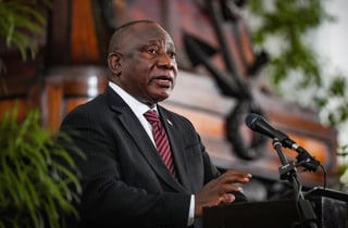 El presidente sudafricano presenta síntomas de COVID-19.  (ARCHIVO) 