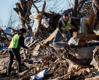 Un total de 64 personas murieron en Kentucky (EUA) debido al impacto de cuatro tornados en la noche del viernes, dijo este lunes el gobernador del estado, Andy Beshear, que adelantó que esa cifra 'probablemente subirá'. (ARCHIVO) 