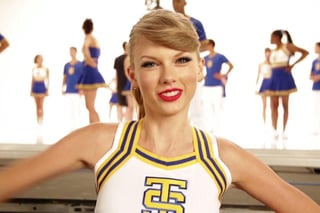 La cantautora estadounidense Taylor Swift irá a juicio acusada de violar los derechos de autor por la letra de uno de sus grandes éxitos 'Shake it off'.