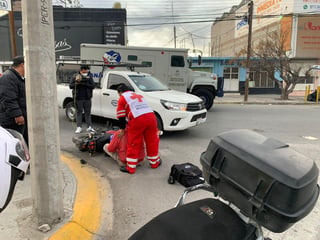 Al llegar al cruce con el bulevar Independencia, el joven realizó una maniobra de cambio de carril y le cortó la circulación a una motocicleta de la marca Kurazai, de color negro con rojo. (EL SIGLO DE TORREÓN) 