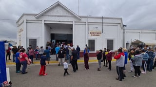 Al mediodía de ayer cientos de personas ya esperaban cruzar la frontera y continuar con su viaje por territorio coahuilense.