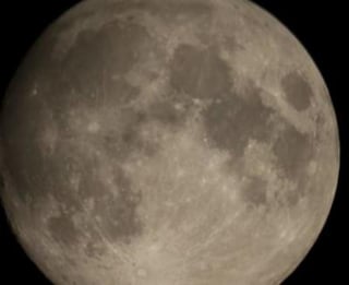 El vehículo lunar chino Yutu 2 detectó en la superficie del satélite una formación aparentemente cuadrada bautizada en el país como 'misterioso cobertizo', informó el portal gubernamental 'Our Space' en la red social Wechat, recoge el portal chino Sohu. (ESPECIAL) 