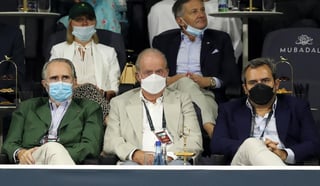 El rey emérito de España, Juan Carlos I (c), dio negativo en la prueba PCR de coronavirus a la que se sometió después de saberse que el tenista español Rafael Nadal, con quien comió el pasado sábado en los Emiratos Árabes Unidos, está contagiado, informaron este lunes fuentes de la Casa Real. (ARCHIVO) 