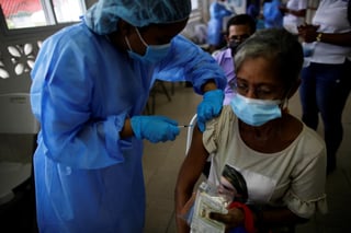 Las autoridades sanitarias informaron este lunes del primer caso de la variante ómicron de la COVID-19 en Panamá, detectada en un ciudadano residente en el país y que estuvo recientemente en Sudáfrica, y pidieron a la población redoblar las medidas de bioseguridad y vacunarse. (ARCHIVO) 
