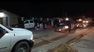 Elementos de la Policía Civil de Coahuila (PCC) acudieron al lugar para atender a sus compañeros. (EL SIGLO DE TORREÓN) 