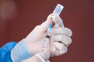 El gobierno ecuatoriano declaró el jueves como obligatoria la vacunación contra el COVID-19 debido al aumento de contagios y a la circulación de nuevas variantes de ese virus como ómicron, que a nivel internacional está causando presión a los sistemas hospitalarios. (ARCHIVO) 
