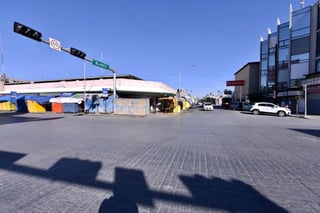 Las calles del Centro de Torreón lucieron prácticamente vacías y sin actividad comercial en este sábado 25 de diciembre. (ÉRICK SOTOMAYOR)