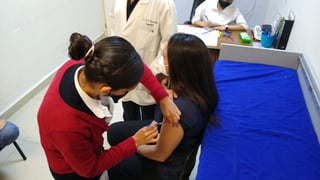 Durante las dos jornadas de aplicación del refuerzo de la vacuna contra el COVID-19 al personal de salud del sector público, se aplicaron un total de 790 vacunas a igual número de personas. Las actividades de vacunación se suspendieron durante el fin de semana y se reanudarán el próximo lunes. (ARCHIVO) 
