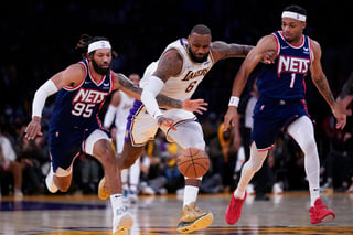 Los Lakers nuevamente vieron a su estrella, James, mostrar su potencial cuando el conjunto lo necesitaba. (AP) 