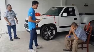El hombre que rifó la camioneta no pudo evitar derramar lágrimas la verse conmovido porque el ganador le regresó como regalo el vehículo (CAPTURA) 