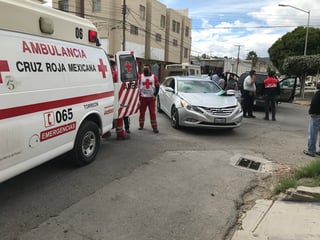 Paramédicos de la Cruz Roja atendieron a una mujer. (EL SIGLO DE TORREÓN) 