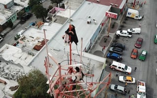 Tras permanecer algunas horas en lo alto de la torre de telecomunicaciones, el hombre bajo por su propia cuenta y fue asistido por las autoridades correspondientes (ESPECIAL) 
