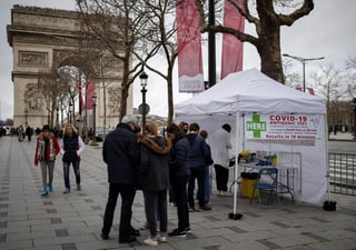 Debido a los contagios que ocasionó la variante ómicron las autoridades parisinas buscan reducir los contagios obligando a usar cubrebocas al aire libre. (30 de diciembre EFE)