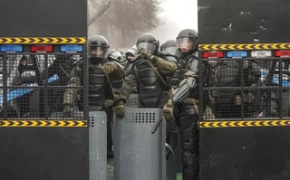 Las autoridades kazajas extendieron hoy el estado de emergencia a todo el territorio nacional tras el incremento de los disturbios en Almaty y otras ciudades de Kazajistán, con la toma de sedes administrativas y servicios, vandalismo, violencia y hasta derribo de estatuas. (EFE) 