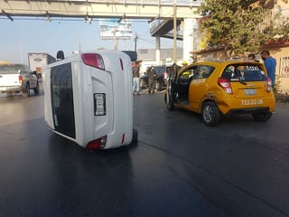 El accidente sucedió sobre la carretera Torreón - Matamoros, frente a la colonia Valle Oriente, en los carriles de circulación que dirigen del sector oriente al Centro de la ciudad. (EL SIGLO DE TORREÓN)