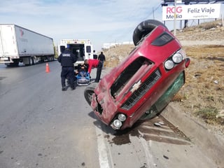 Una aparente falla mecánica ocasionó que un vehículo terminara volcado.