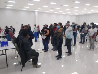 El primer día de vacunación que fue el 12 de enero se aplicaron 2 mil 600 dosis de Moderna en el Centro de Convenciones de Torreón.