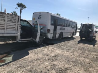 Ocho lesionados tras choque entre camión de carga y autobús de pasajeros en Gómez Palacio