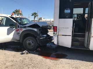 El camión de carga se impactó por alcance contra un autobús de pasajeros frente a la Expoferia.