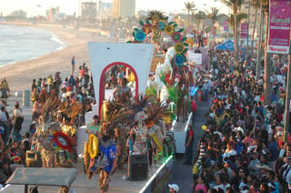 El carnaval de Mazatlán podría no celebrarse ante el alza de casos positivos de COVID-19. (ARCHIVO)