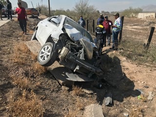 El vehículo Nissan Versa de color blanco se salió del camino sobre la carretera a Villa Juárez. (EL SIGLO DE TORREÓN)