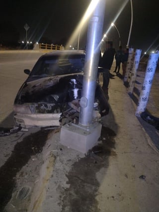 El conductor del vehículo perdió el control del volante y se proyectó contra el poste de un semáforo en el municipio de Lerdo.