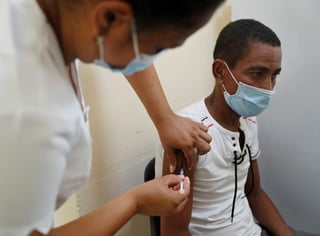 Isla cuenta además con una tercera vacuna que ya fue aprobada por México. (ARCHIVO)