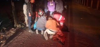Los paramédicos de la Cruz Roja arribaron al sitio para atender a la lesionada, quien fue identificada como Nayeli, de 33 años de edad. (EL SIGLO DE TORREÓN)