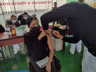 Este día la meta es aplicar 2,496 dosis del refuerzo de la vacuna de Moderna en las instalaciones de la Universidad Tecnológica de Torreón. (RAMÓN SOTOMAYOR)