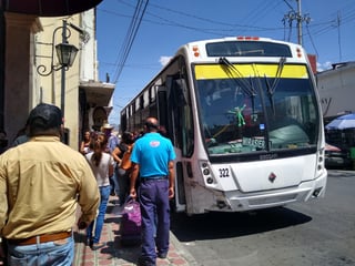 Distintos habitantes señalaron la carencia de autobuses del transporte público en sus colonias. (ARCHIVO)