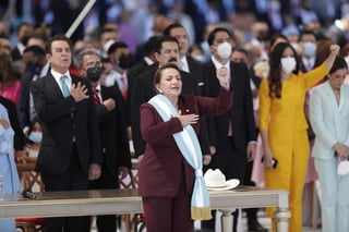La hondureña Xiomara Castro juró este jueves como la nueva presidenta de su país, convirtiéndose en la primera mujer de Honduras en llegar a la más alta magistratura de la nación centroamericana. (EFE)