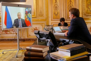 Los presidentes Emmanuel Macron y Vladímir Putin reiteraron este viernes sus 'importantes' desacuerdos sobre la tensión en Ucrania, aunque se comprometieron a continuar el diálogo para intentar buscar una solución. (ARCHIVO) 