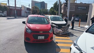 El automóvil Nissan registró daños valorados en 30 mil pesos y el Chevrolet en 20 mil. (EL SIGLO DE TORREÓN)