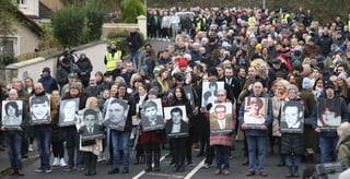Familiares de las víctimas marcharon el domingo para conmemorar el 50mo aniversario de las protestas conocidas como “Bloody Sunday” en Irlanda del Norte. (ESPECIAL) 