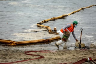 El derrame de petróleo ocurrido el pasado sábado 15 de enero en una refinería operada por Repsol en Perú ya contaminó al menos 24 playas de la costa central del país, según el último reporte de la Dirección General de Salud Ambiental e Inocuidad Alimentaria (Digesa), adscrita al Ministerio de Salud. (ARCHIVO) 