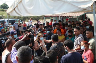 Un centenar de migrantes protestó este lunes para denunciar el aumento de las redadas y detenciones por parte de las autoridades en el municipio mexicano de Tapachula, en el suroriental estado de Chiapas. (EFE) 