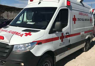 Paramédicos de la Cruz Roja arribaron al lugar para atender al lesionado. (EL SIGLO DE TORREÓN)