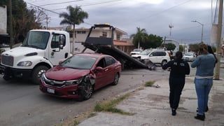 El percance se reportó alrededor de las 09:15 horas, en el cruce de la avenida Corregidora y calle Rosendo Guerrero (19), zona Centro de Torreón. (EL SIGLO DE TORREÓN)